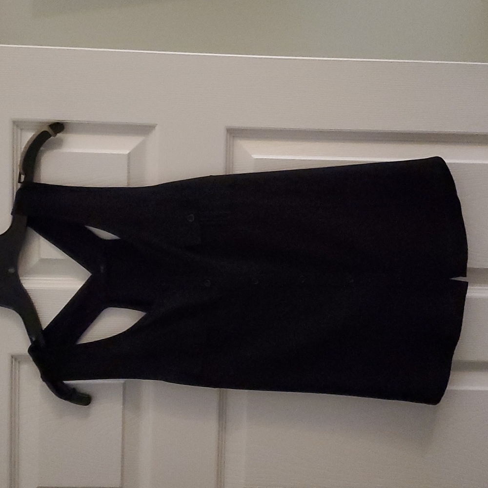 Black sleevless top